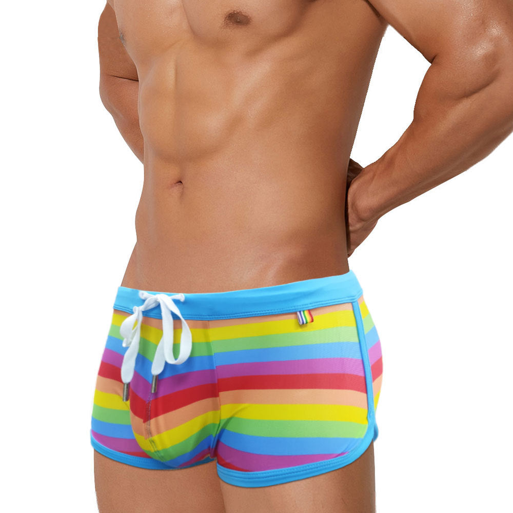Traje de baño de hombre a rayas arcoíris a la moda, sin relleno.