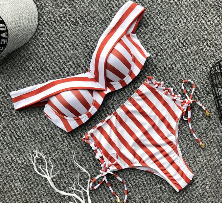 Traje de baño de rayas de talle alto con lazos