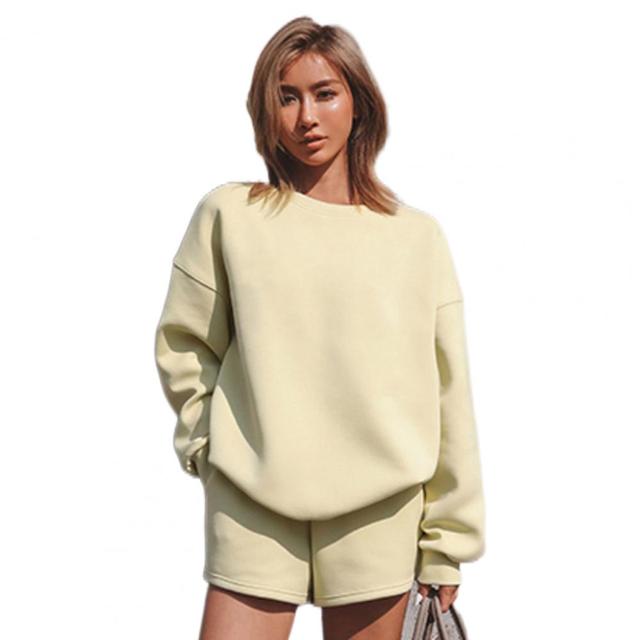 Traje de moda informal moderno para mujer al aire libre