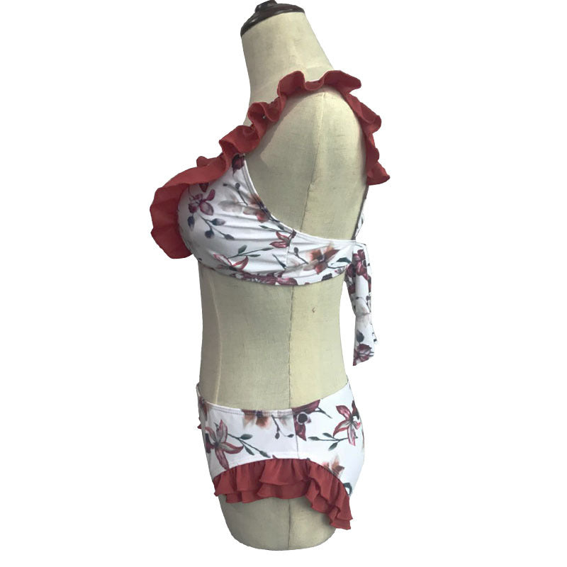 Elegante bikini de mujer con estampado floral y detalles de volantes.