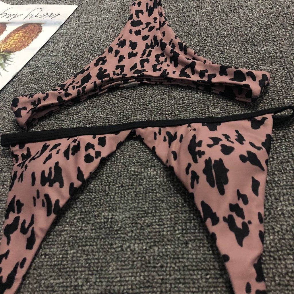Bikini de mujer con estampado de leopardo: diseño moderno y sexy.