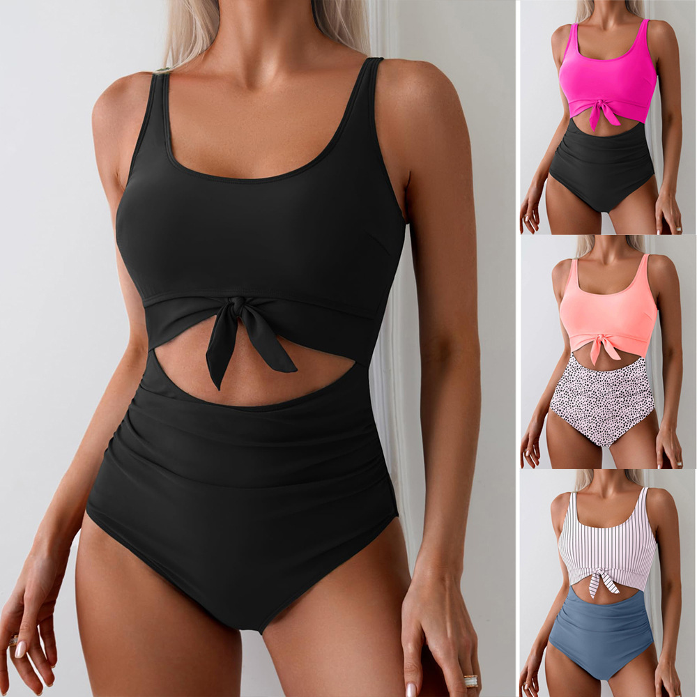 Traje de baño de una pieza para mujer con tirantes y bloques de color, que cubre el abdomen.