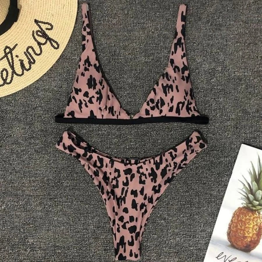 Bikini de mujer con estampado de leopardo: diseño moderno y sexy.