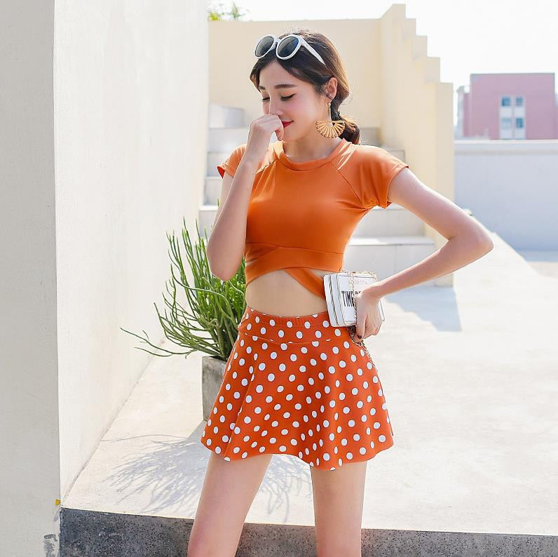 Bikini de mujer elegante con diseño de falda