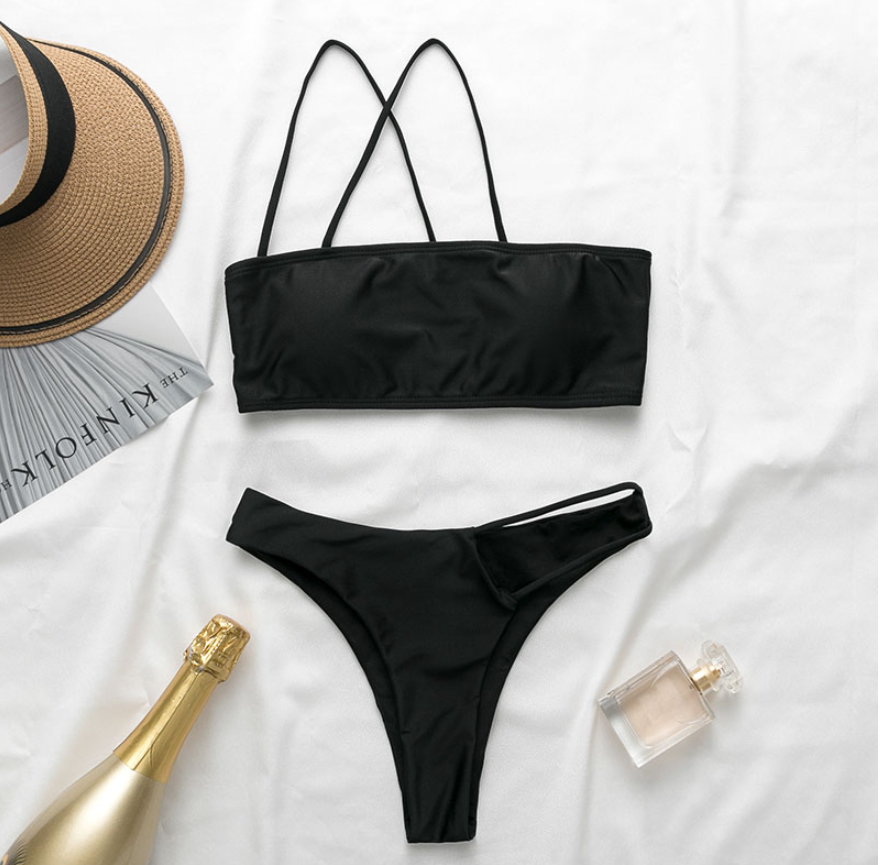 Conjunto de bikini asimétrico y sexy con tirantes.