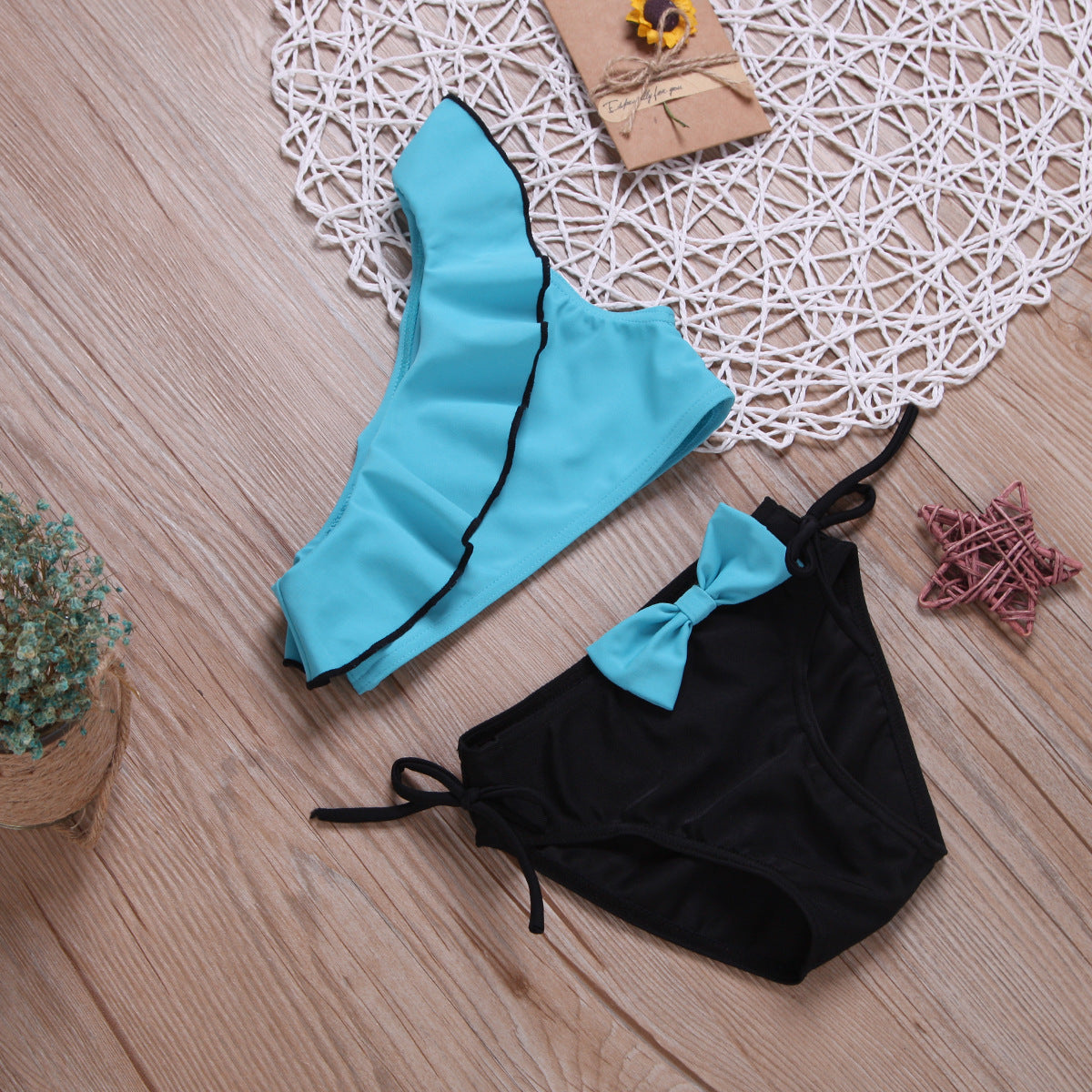 Traje de baño de dos piezas para niñas con volantes en los hombros y lazo, ideal para el verano.