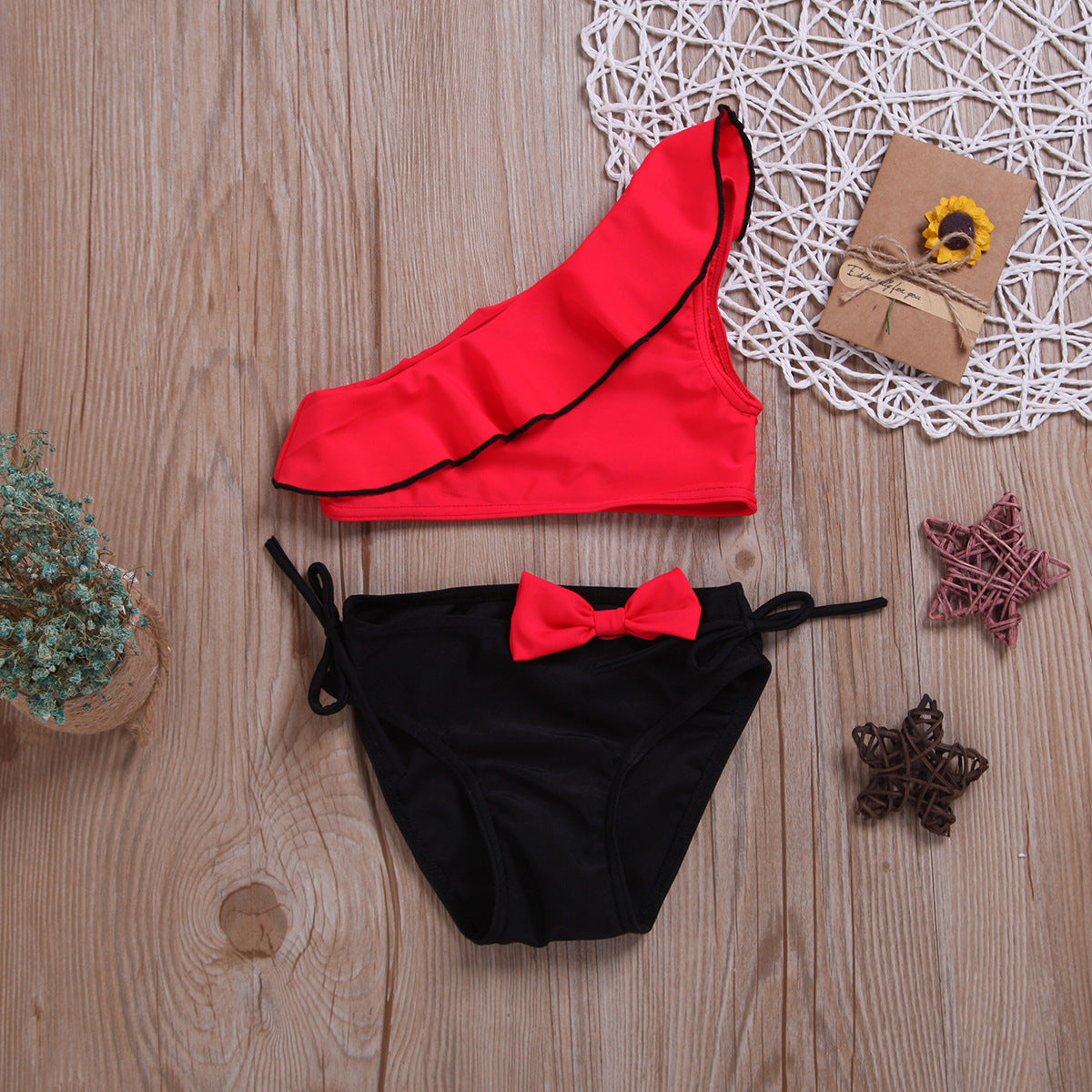 Traje de baño de dos piezas para niñas con volantes en los hombros y lazo, ideal para el verano.