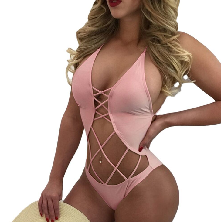 Traje de baño de una pieza y bikini con diseño sin espalda.