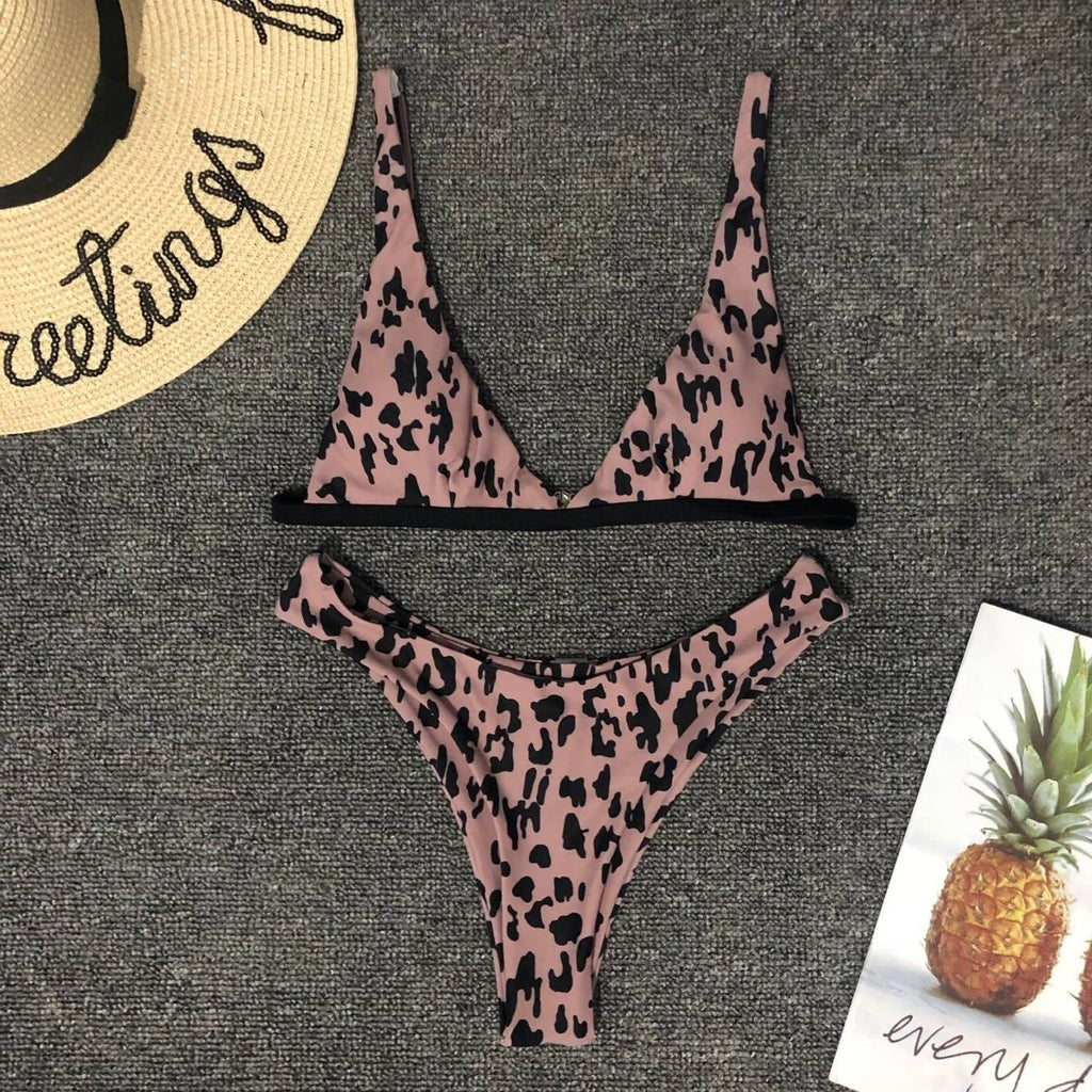 Bikini de mujer con estampado de leopardo: diseño moderno y sexy.