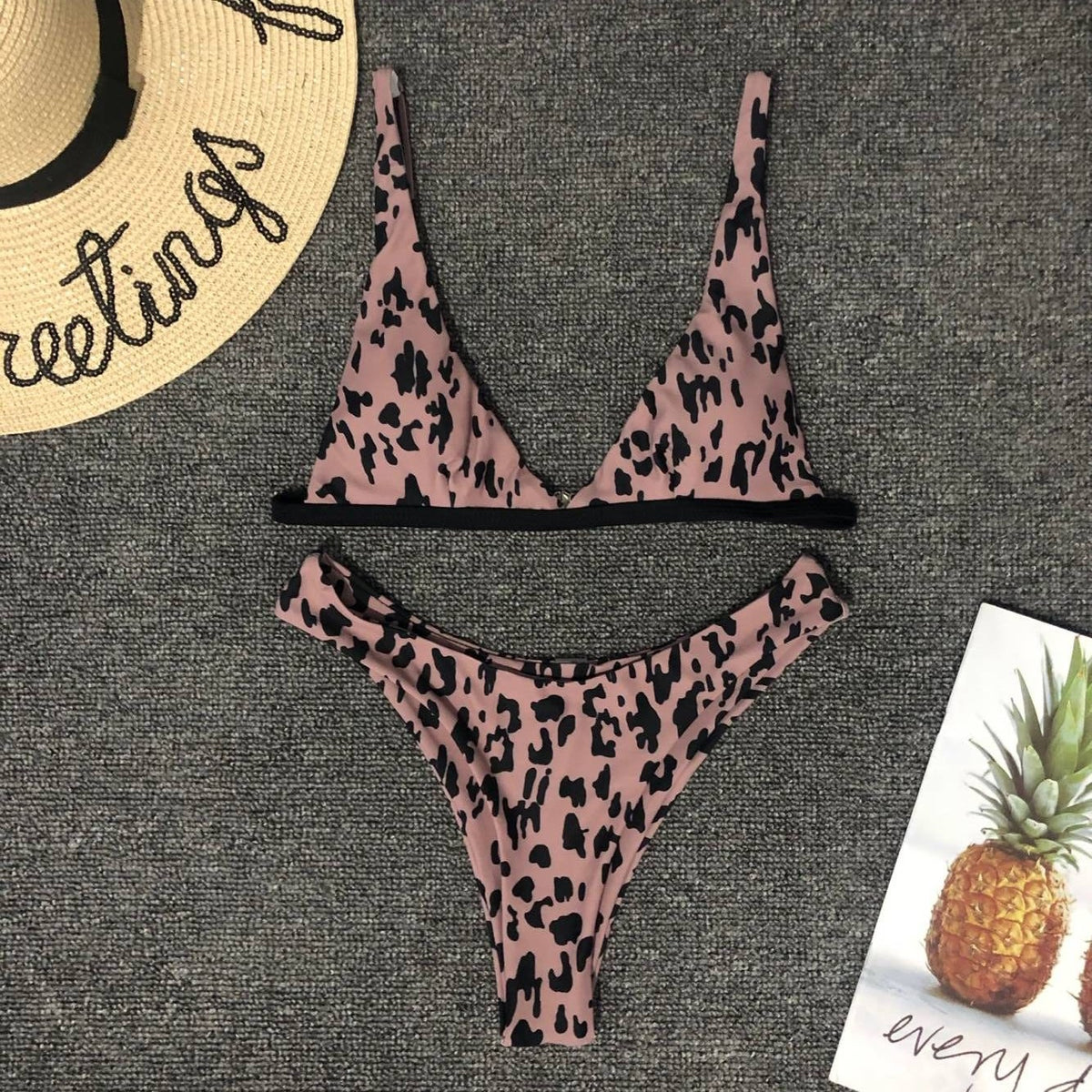 Bikini de mujer con estampado de leopardo: diseño moderno y sexy.