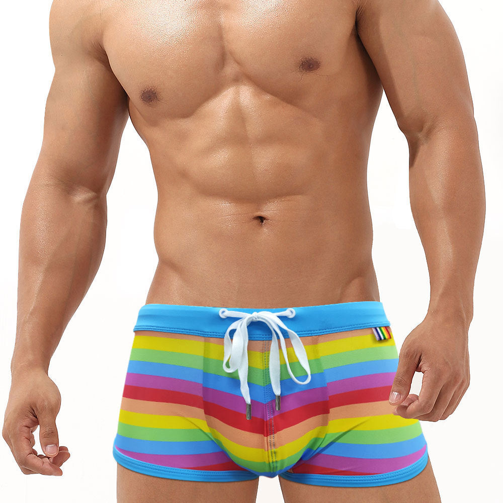 Traje de baño de hombre a rayas arcoíris a la moda, sin relleno.