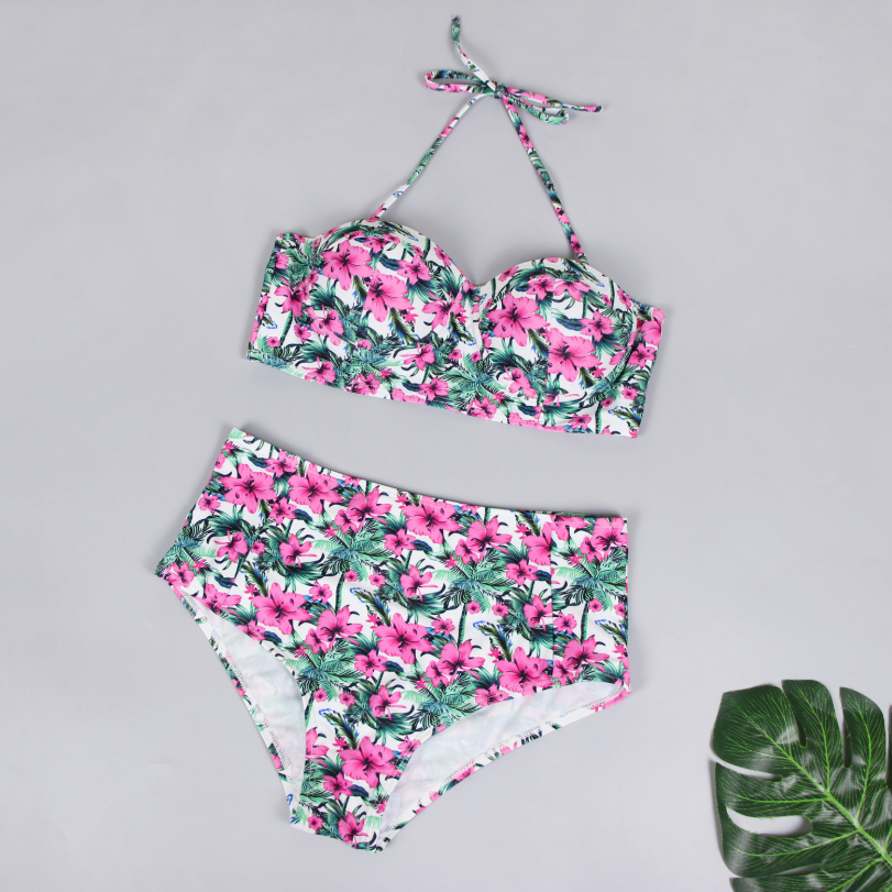 Traje de baño de dos piezas estampado con un diseño elegante.