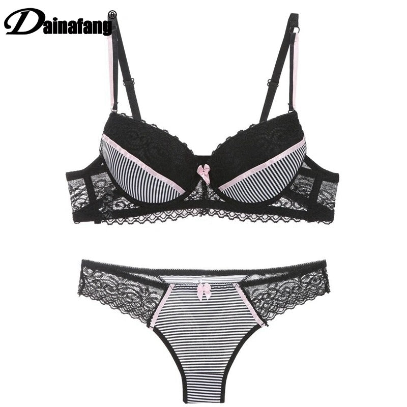Conjunto de lencería de encaje a rayas con sujetador y bragas.