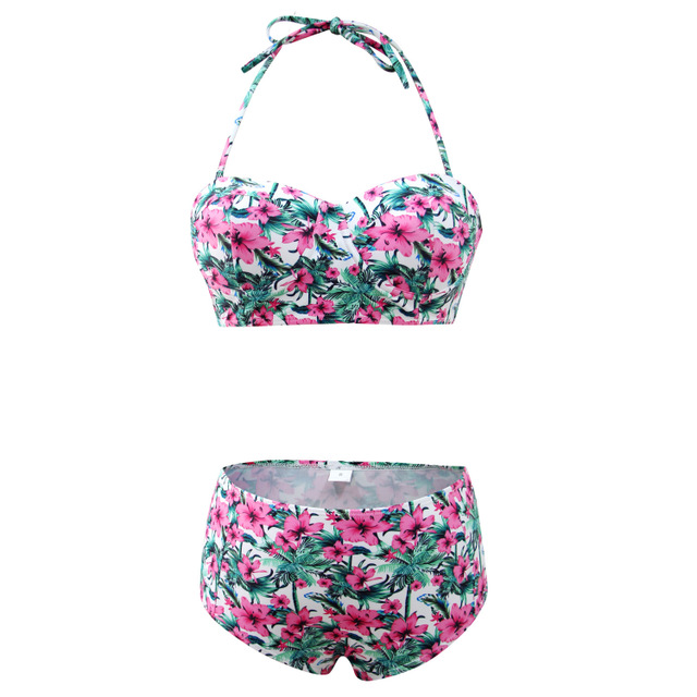 Traje de baño de dos piezas estampado con un diseño elegante.