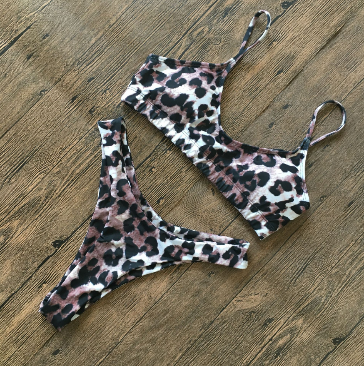 Conjunto de bikini elegante con estampado de leopardo y relleno.