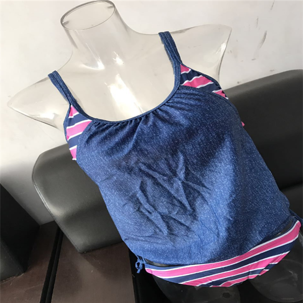 Traje de baño de dos piezas a rayas para mujer en varios colores.