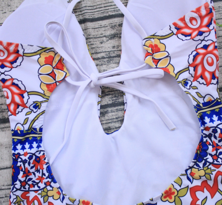Traje de baño estampado con tirantes ajustables y espalda con lazo.
