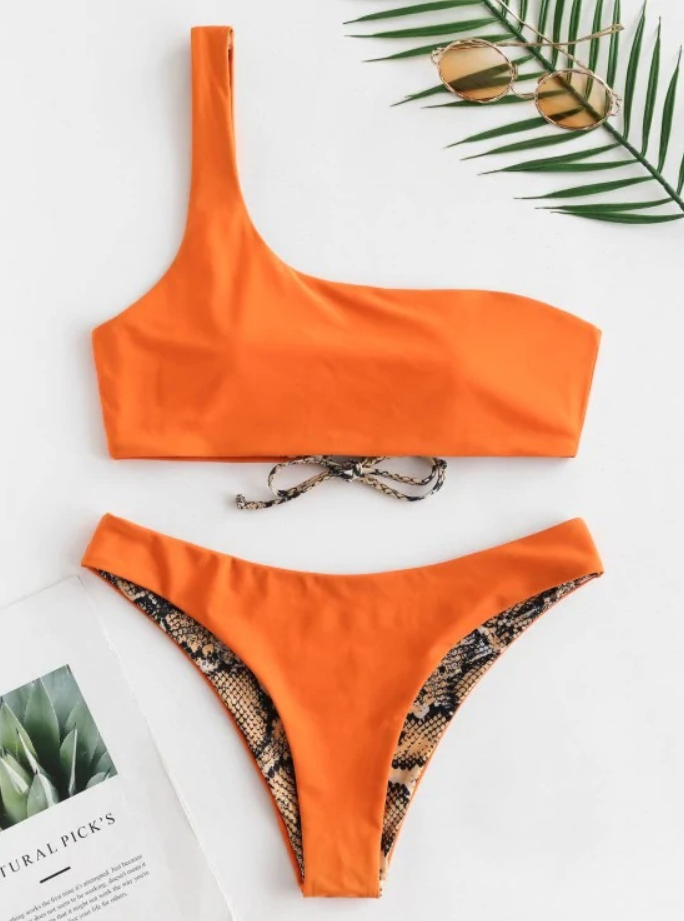 Traje de baño asimétrico con estampado de serpiente