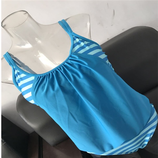 Traje de baño de dos piezas a rayas para mujer en varios colores.
