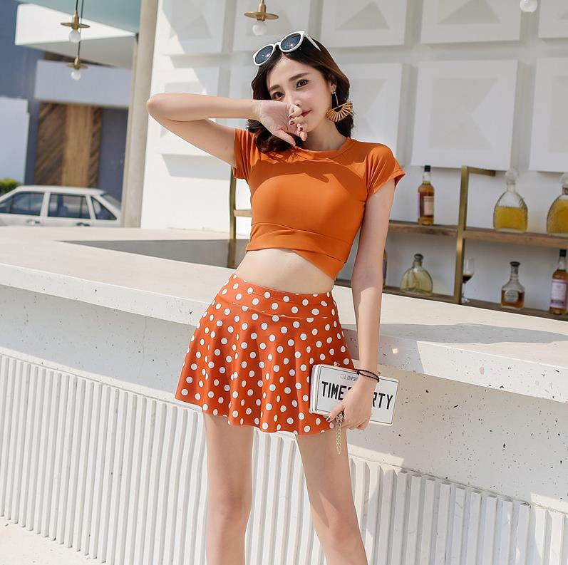 Bikini de mujer elegante con diseño de falda