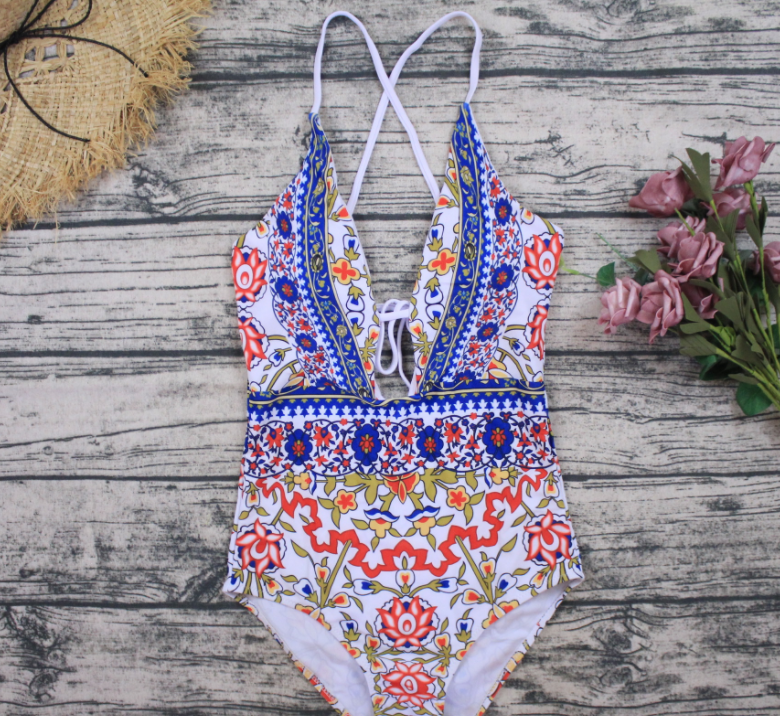 Traje de baño estampado con tirantes ajustables y espalda con lazo.
