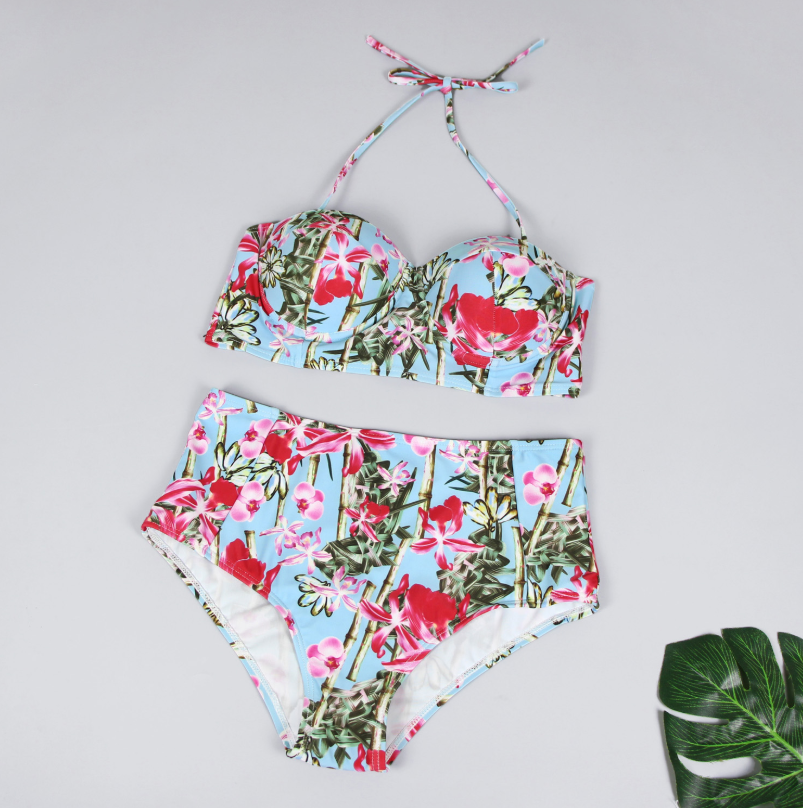 Traje de baño de dos piezas estampado con un diseño elegante.