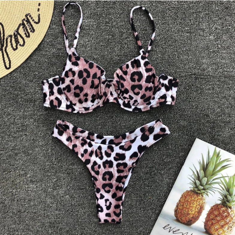 Conjunto de bikini elegante con estampado de leopardo y relleno.