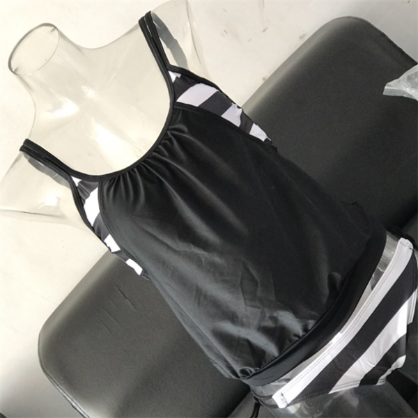 Traje de baño de dos piezas a rayas para mujer en varios colores.