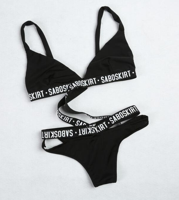 Bikini con Estampado de Letras y Diseño de Tiras Cruzadas