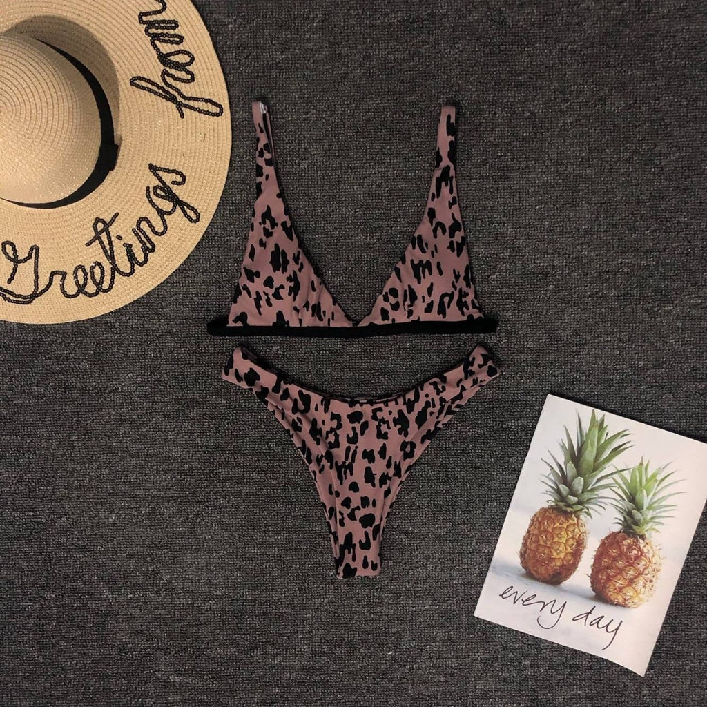 Bikini de mujer con estampado de leopardo: diseño moderno y sexy.