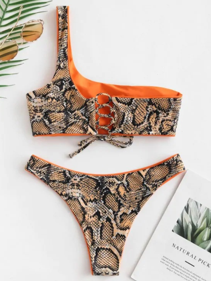 Traje de baño asimétrico con estampado de serpiente