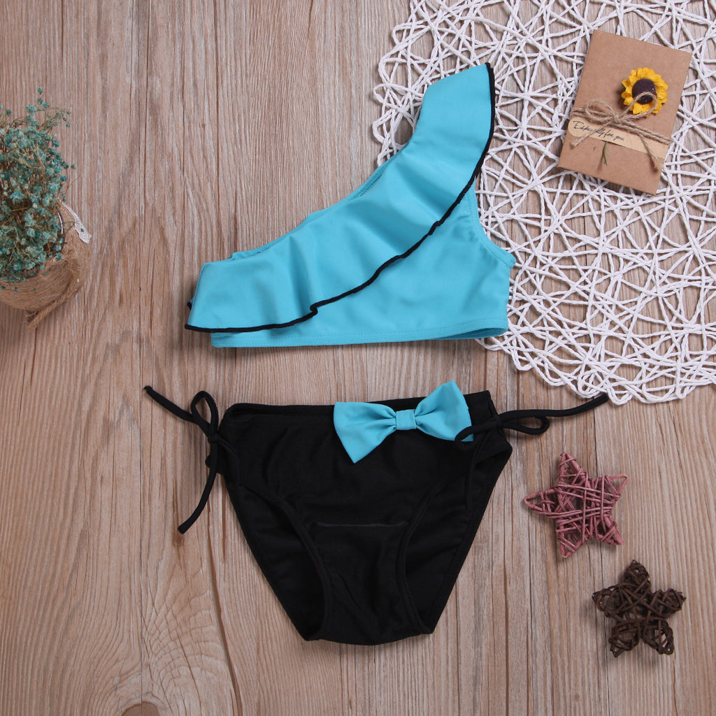 Traje de baño de dos piezas para niñas con volantes en los hombros y lazo, ideal para el verano.