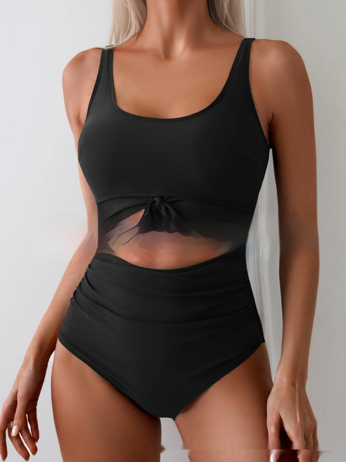 Traje de baño de una pieza para mujer con tirantes y bloques de color, que cubre el abdomen.
