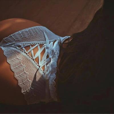 Bikini Hueco con Diseño de Encaje - Juego de Tres Piezas
