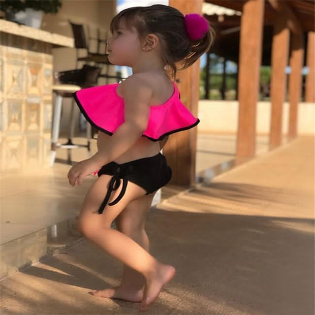 Traje de baño de dos piezas para niñas con volantes en los hombros y lazo, ideal para el verano.