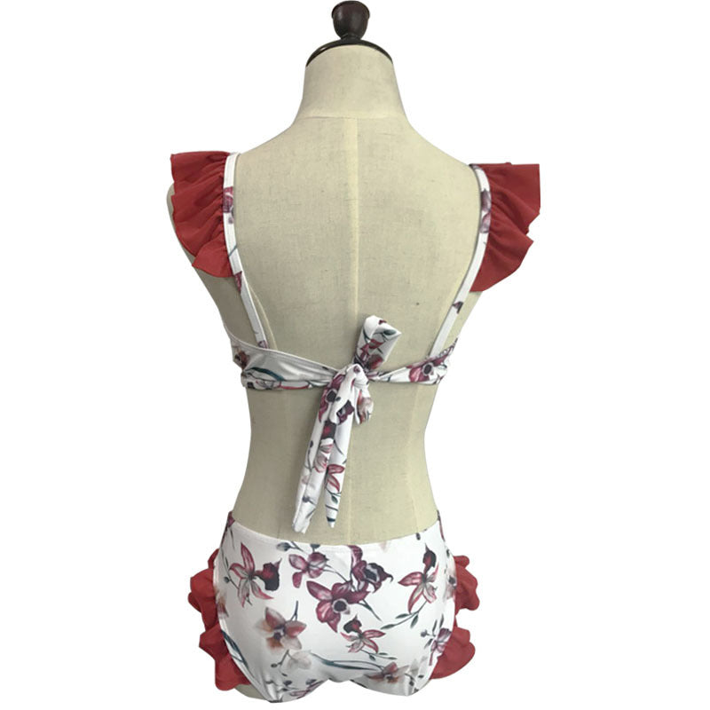 Elegante bikini de mujer con estampado floral y detalles de volantes.