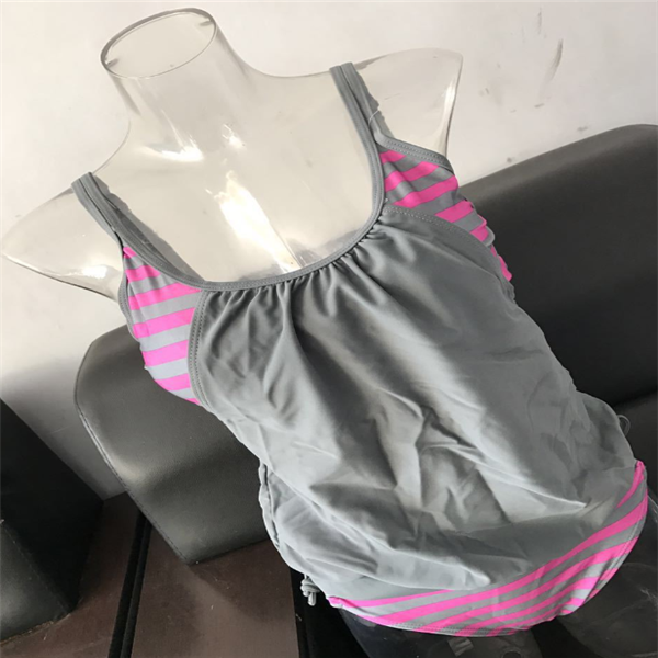 Traje de baño de dos piezas a rayas para mujer en varios colores.