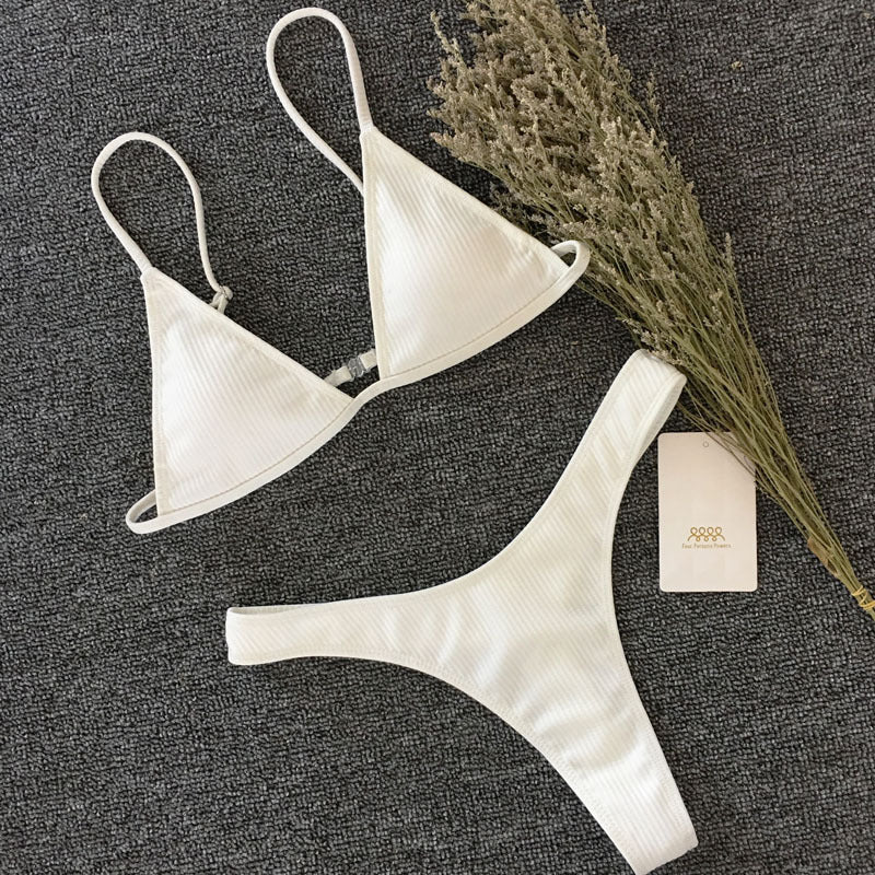 Traje de baño de dos piezas de color liso con braguita tipo tanga.