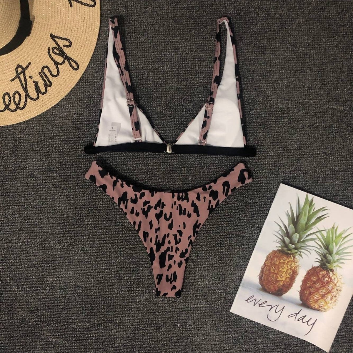 Bikini de mujer con estampado de leopardo: diseño moderno y sexy.