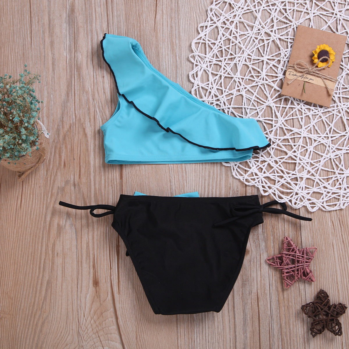 Traje de baño de dos piezas para niñas con volantes en los hombros y lazo, ideal para el verano.