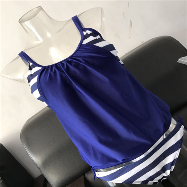 Traje de baño de dos piezas a rayas para mujer en varios colores.