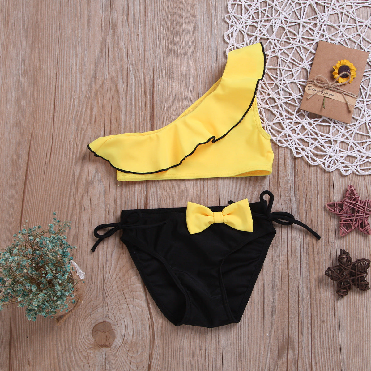 Traje de baño de dos piezas para niñas con volantes en los hombros y lazo, ideal para el verano.