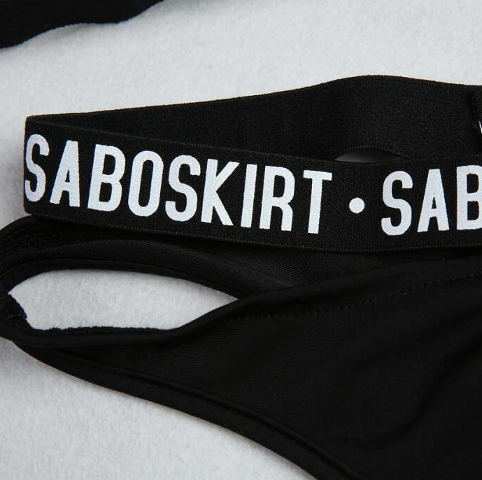 Bikini con Estampado de Letras y Diseño de Tiras Cruzadas