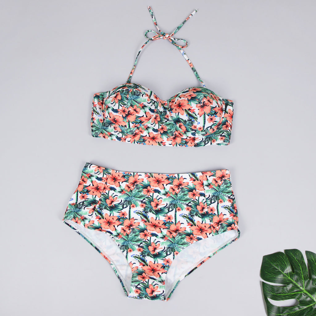 Traje de baño de dos piezas estampado con un diseño elegante.