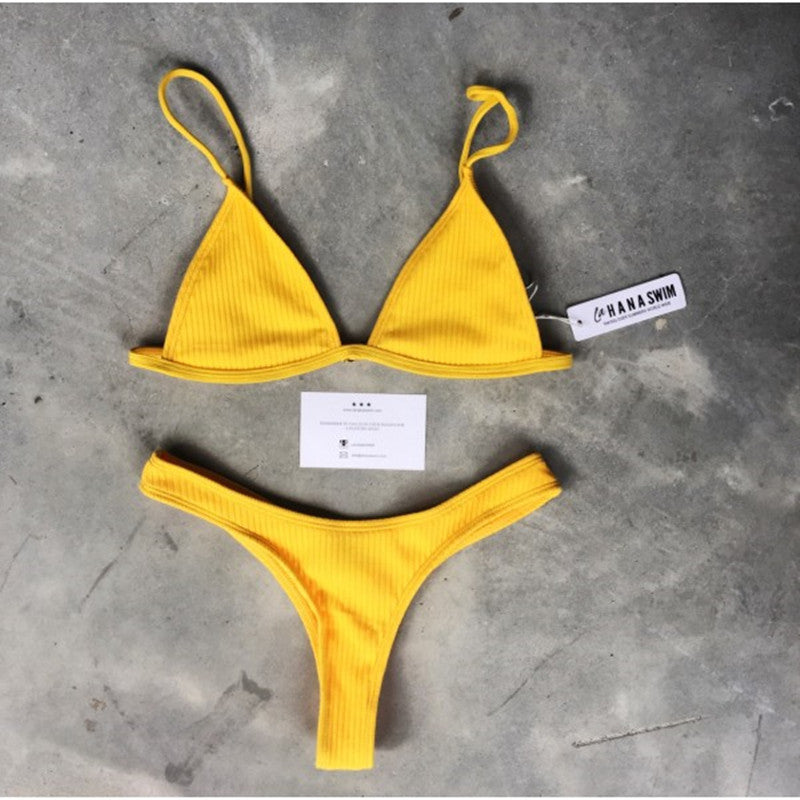 Traje de baño de dos piezas de color liso con braguita tipo tanga.