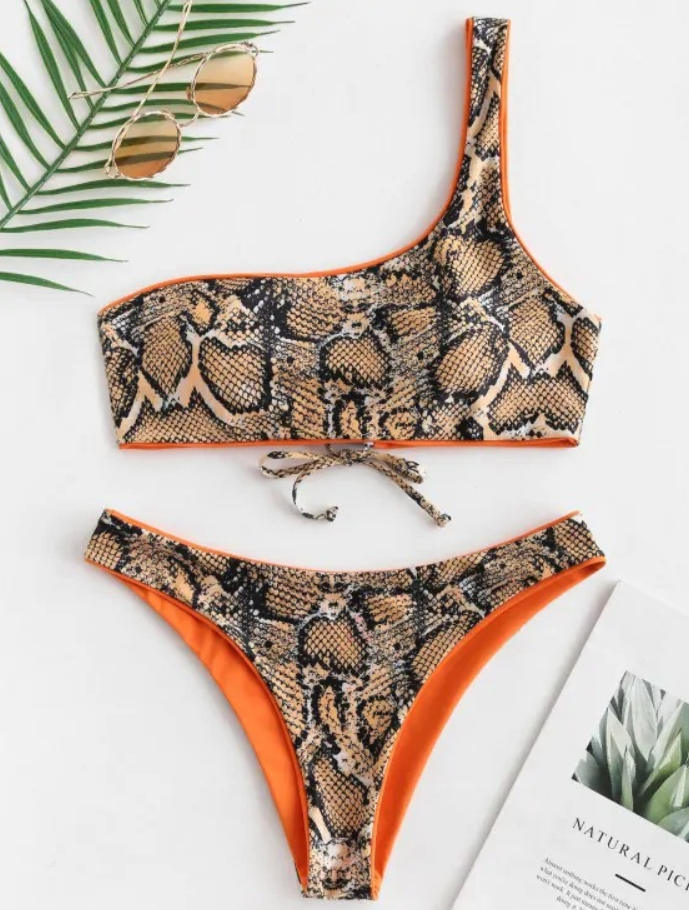 Traje de baño asimétrico con estampado de serpiente