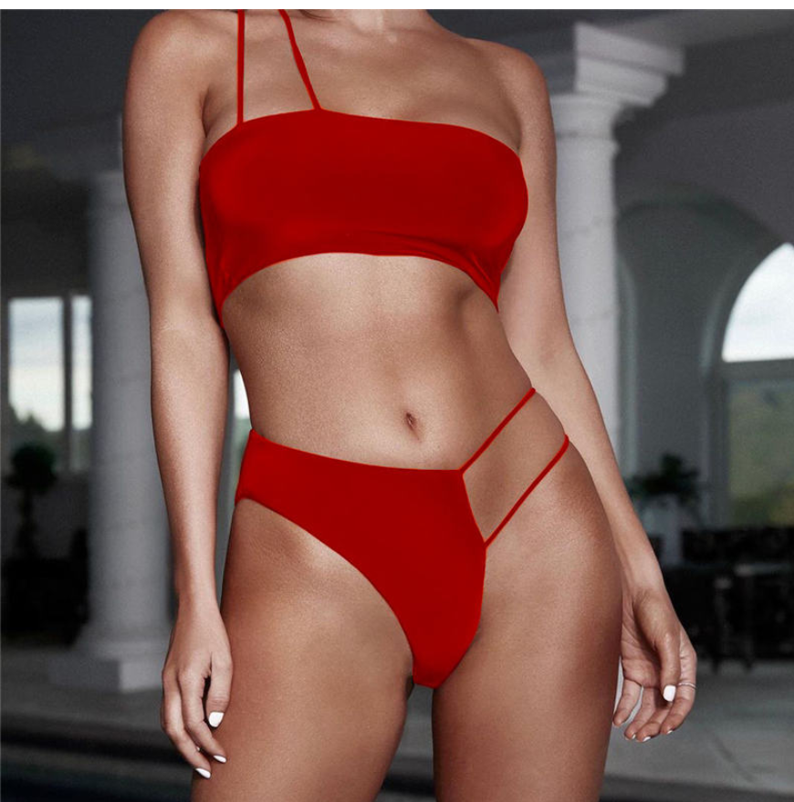Conjunto de bikini asimétrico y sexy con tirantes.