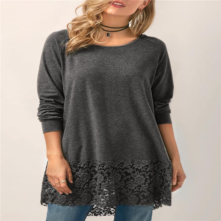 Camiseta de manga larga con capucha y pespuntes de encaje.