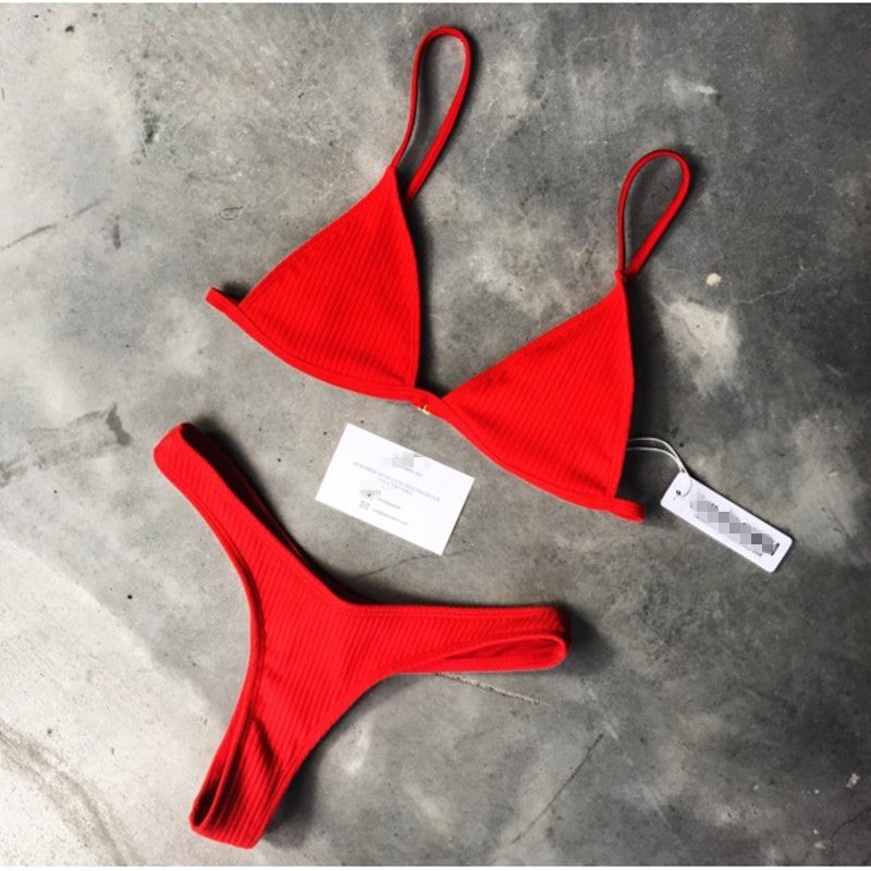 Traje de baño de dos piezas de color liso con braguita tipo tanga.
