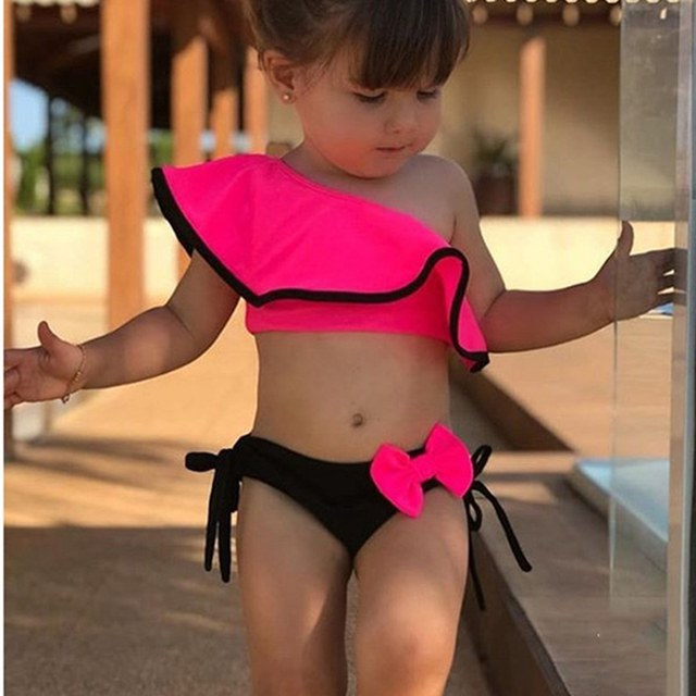 Traje de baño de dos piezas para niñas con volantes en los hombros y lazo, ideal para el verano.